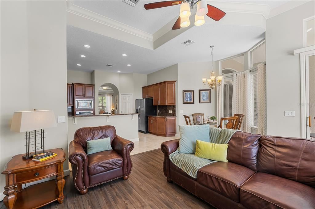 En Venta: $735,000 (6 camas, 4 baños, 3342 Pies cuadrados)