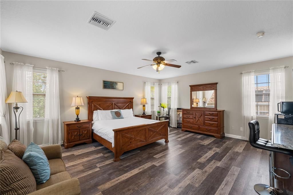 En Venta: $735,000 (6 camas, 4 baños, 3342 Pies cuadrados)