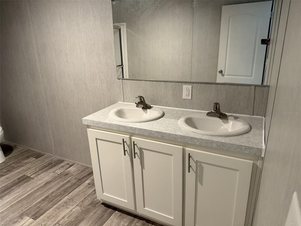 Под контрактом: $211,000 (3 спален, 2 ванн, 1456 Квадратных фут)