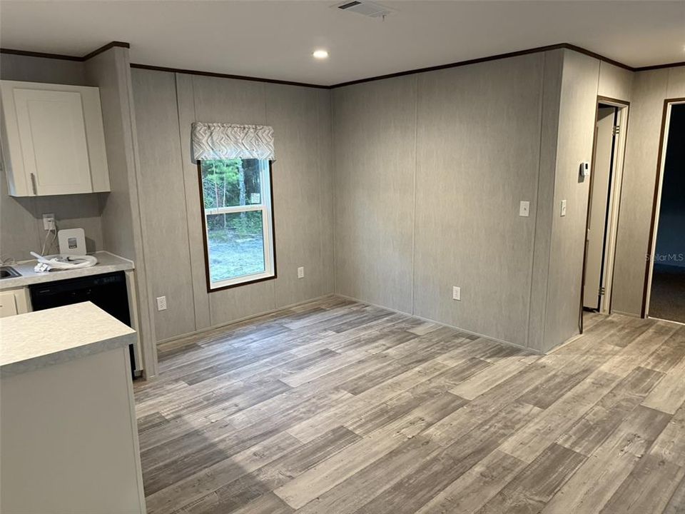 Под контрактом: $211,000 (3 спален, 2 ванн, 1456 Квадратных фут)