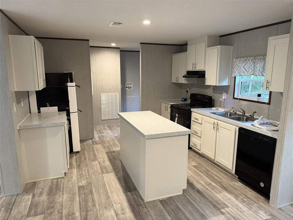 Под контрактом: $211,000 (3 спален, 2 ванн, 1456 Квадратных фут)