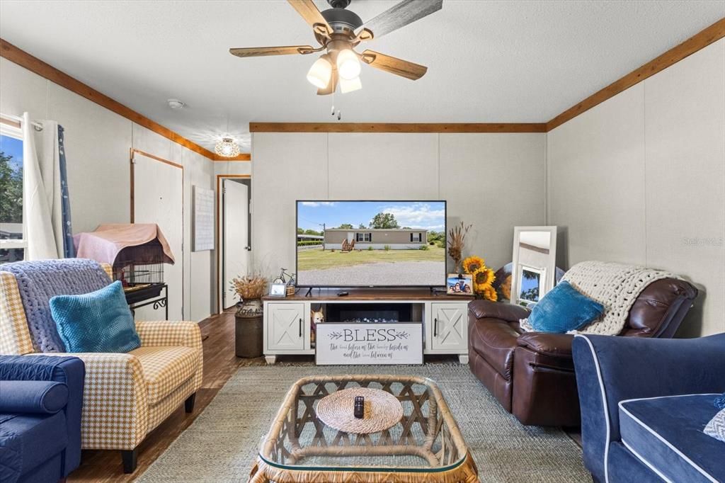 For Sale: $185,000 (2 beds, 2 baths, 840 Square Feet)