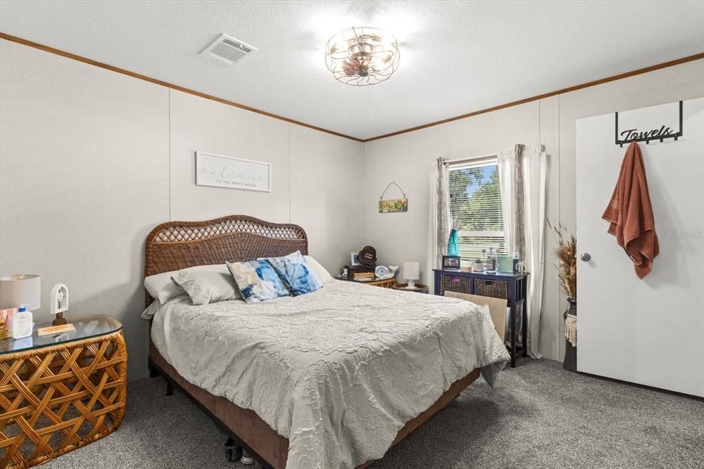 For Sale: $185,000 (2 beds, 2 baths, 840 Square Feet)