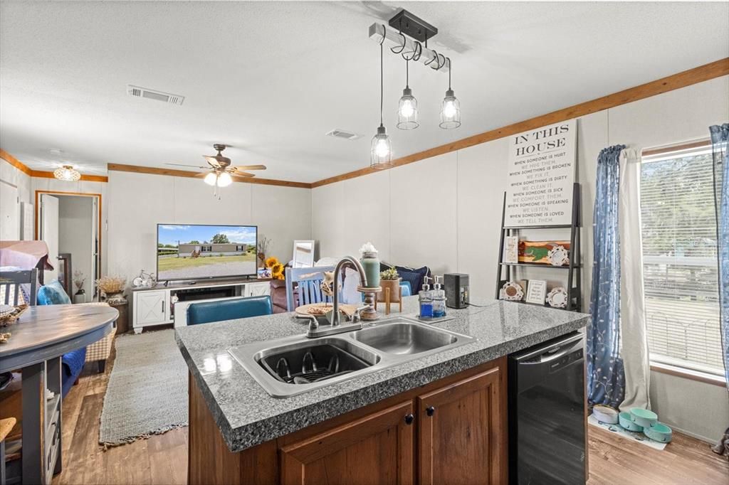 For Sale: $185,000 (2 beds, 2 baths, 840 Square Feet)