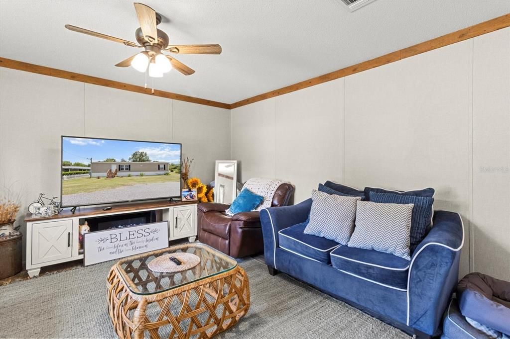 For Sale: $185,000 (2 beds, 2 baths, 840 Square Feet)