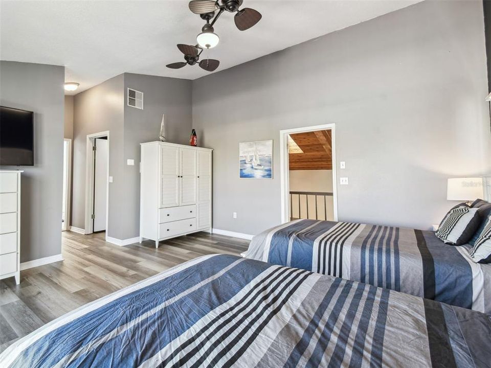 For Rent: $4,900 (5 beds, 3 baths, 3570 Square Feet)