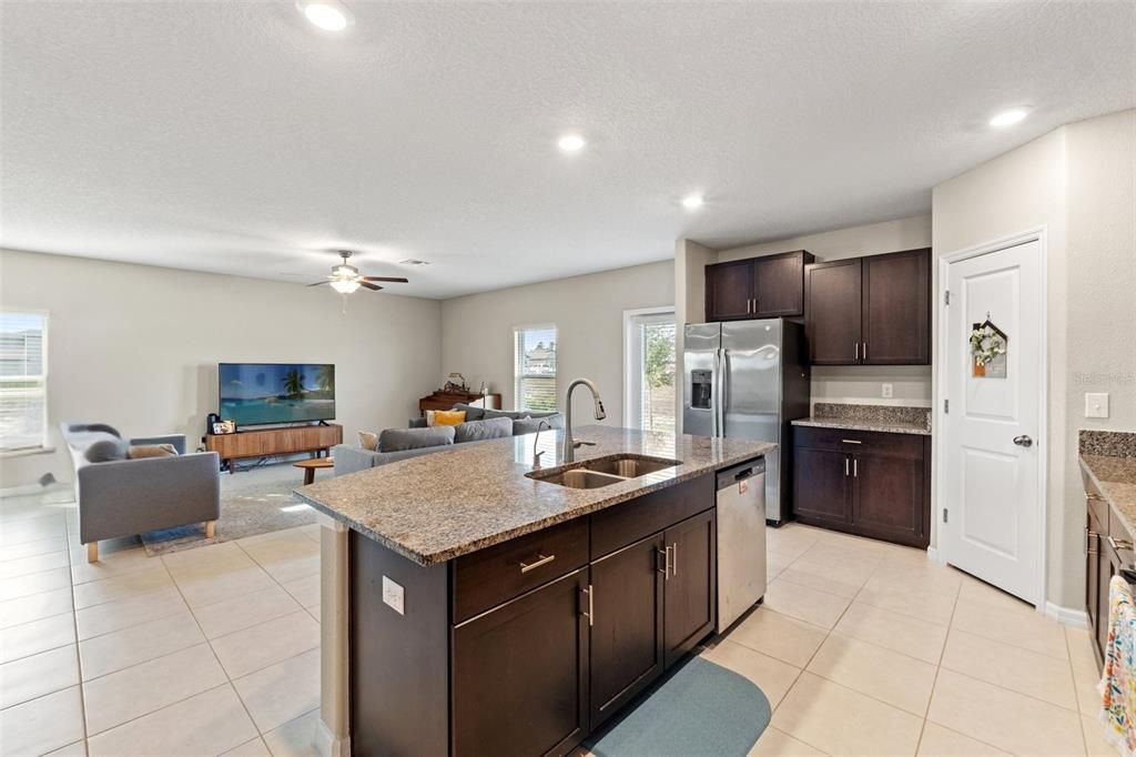 Под контрактом: $299,000 (5 спален, 2 ванн, 2190 Квадратных фут)