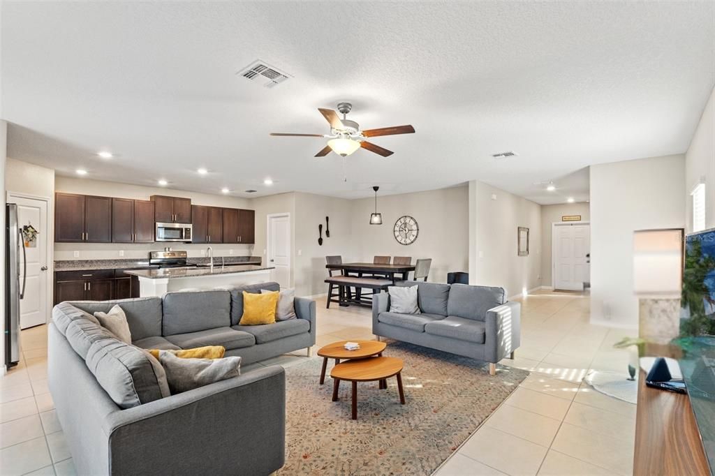 Под контрактом: $299,000 (5 спален, 2 ванн, 2190 Квадратных фут)