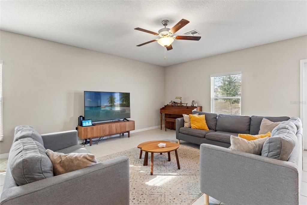 Под контрактом: $299,000 (5 спален, 2 ванн, 2190 Квадратных фут)