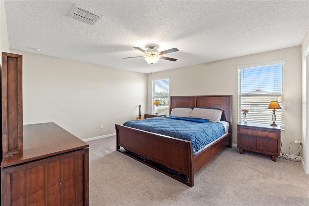 Под контрактом: $299,000 (5 спален, 2 ванн, 2190 Квадратных фут)