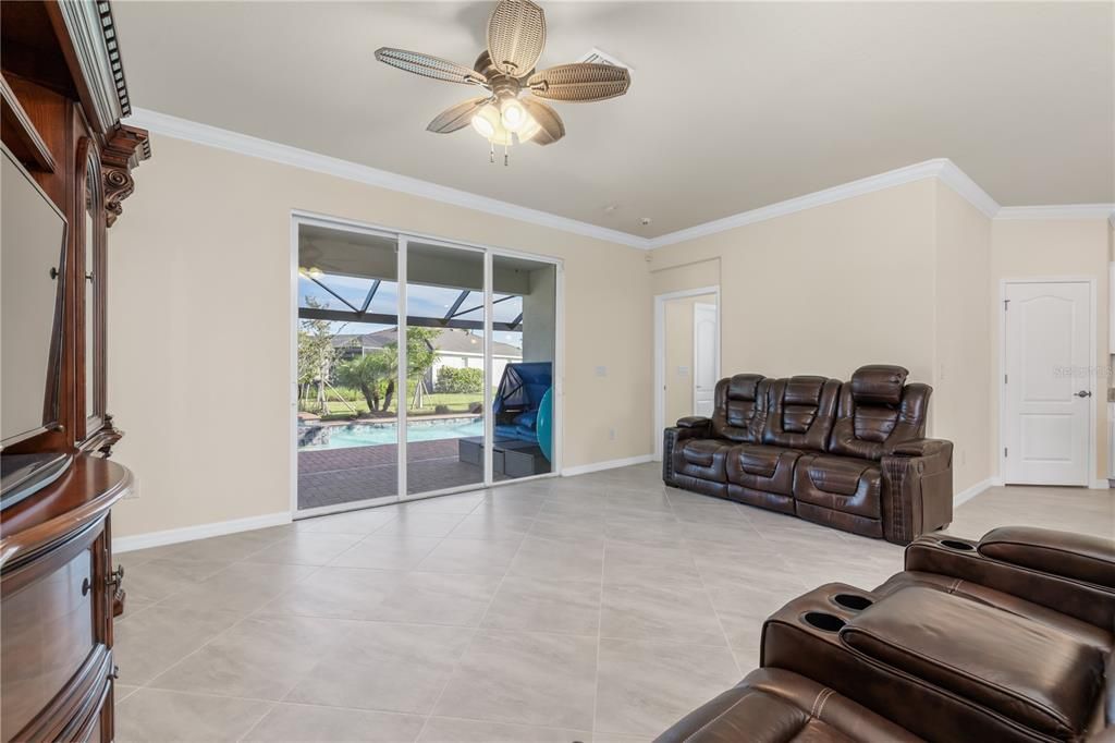 合同活跃: $399,999 (3 贝兹, 3 浴室, 1849 平方英尺)