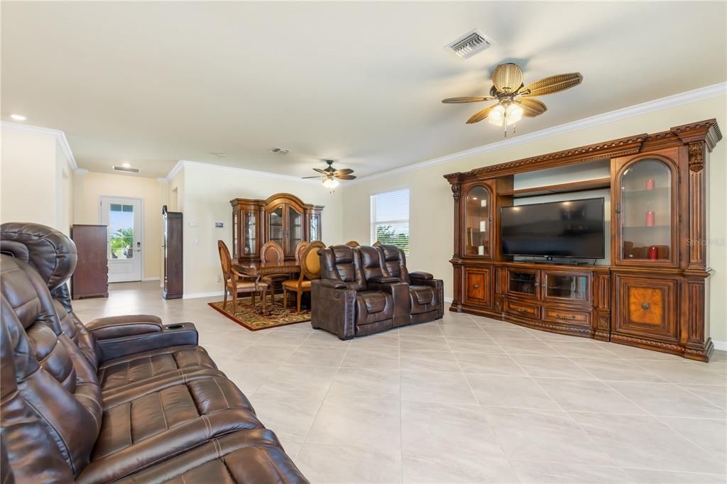 合同活跃: $399,999 (3 贝兹, 3 浴室, 1849 平方英尺)