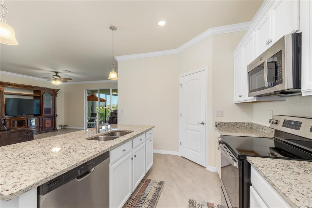 合同活跃: $399,999 (3 贝兹, 3 浴室, 1849 平方英尺)