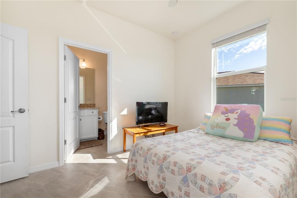 合同活跃: $399,999 (3 贝兹, 3 浴室, 1849 平方英尺)