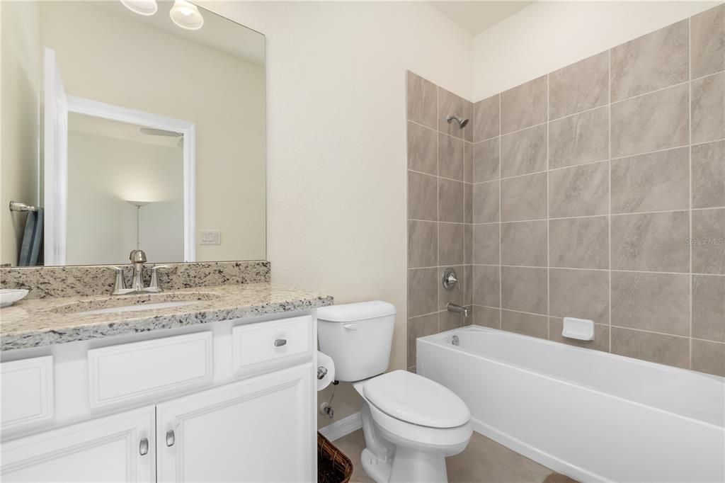 合同活跃: $399,999 (3 贝兹, 3 浴室, 1849 平方英尺)