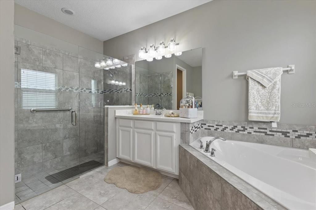 En Venta: $1,500,000 (4 camas, 3 baños, 4000 Pies cuadrados)