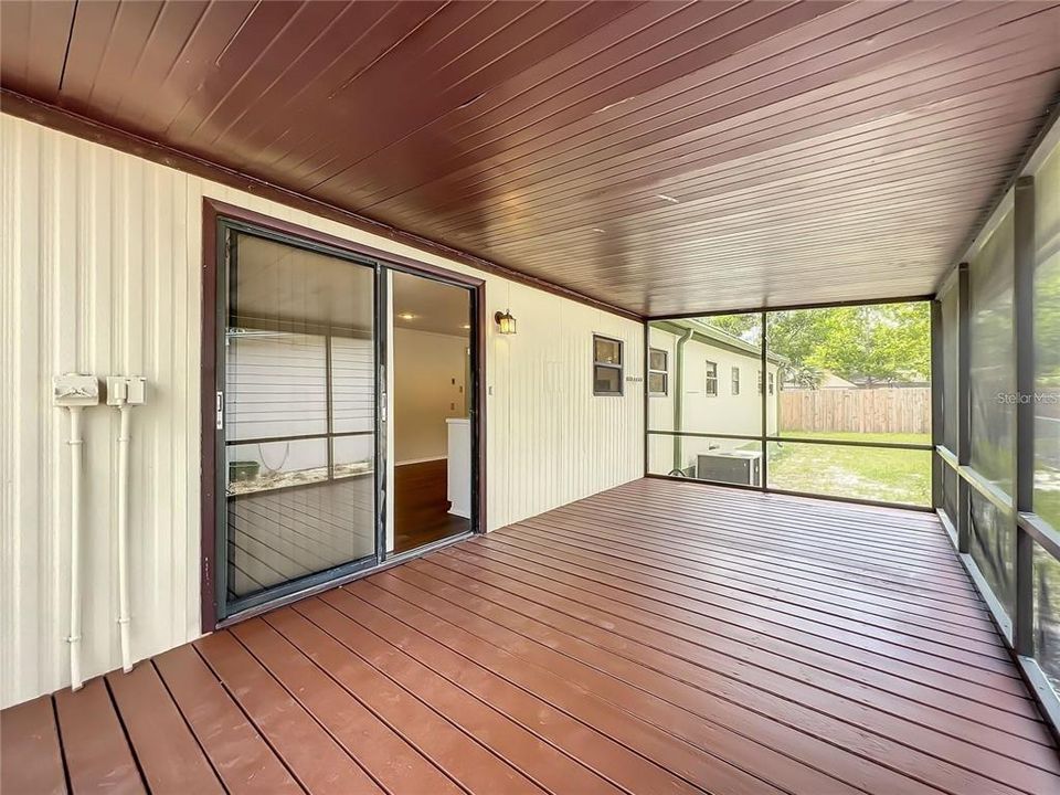 合同活跃: $279,900 (4 贝兹, 3 浴室, 1880 平方英尺)