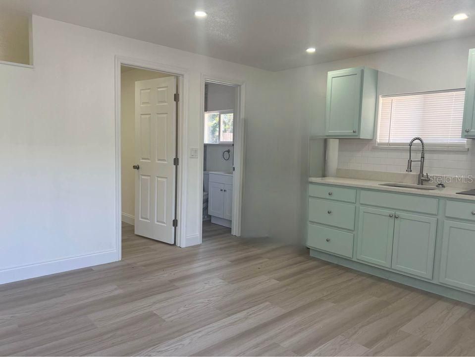 合同活跃: $279,900 (4 贝兹, 3 浴室, 1880 平方英尺)