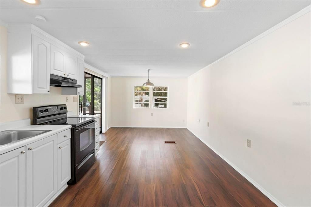 合同活跃: $279,900 (4 贝兹, 3 浴室, 1880 平方英尺)