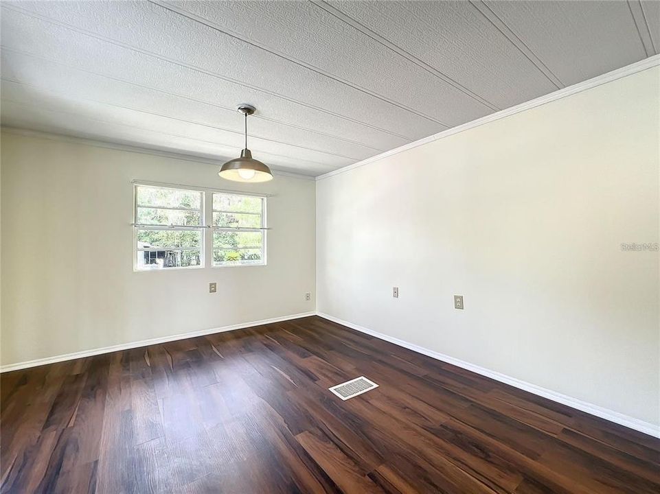 合同活跃: $279,900 (4 贝兹, 3 浴室, 1880 平方英尺)