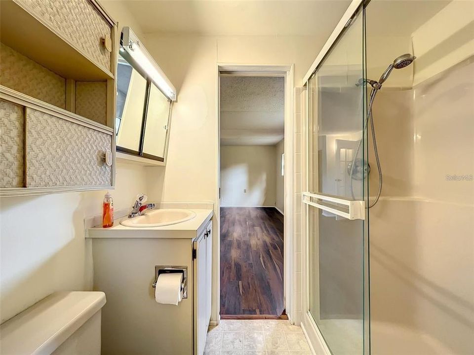 合同活跃: $279,900 (4 贝兹, 3 浴室, 1880 平方英尺)