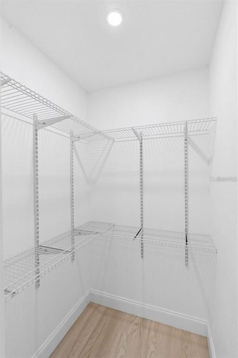 合同活跃: $279,900 (4 贝兹, 3 浴室, 1880 平方英尺)