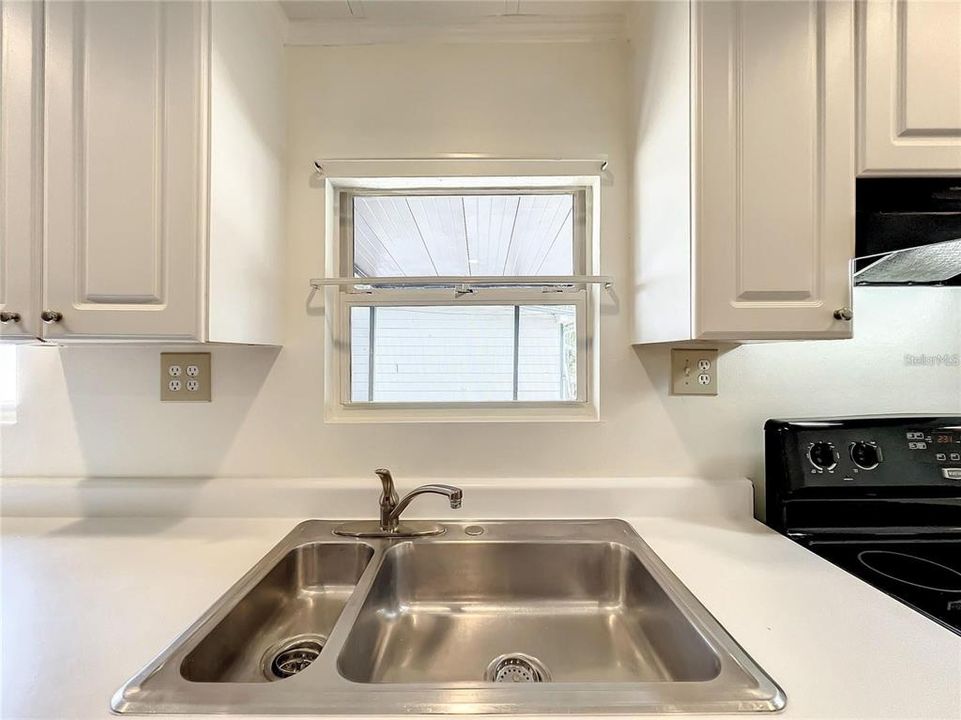 合同活跃: $279,900 (4 贝兹, 3 浴室, 1880 平方英尺)