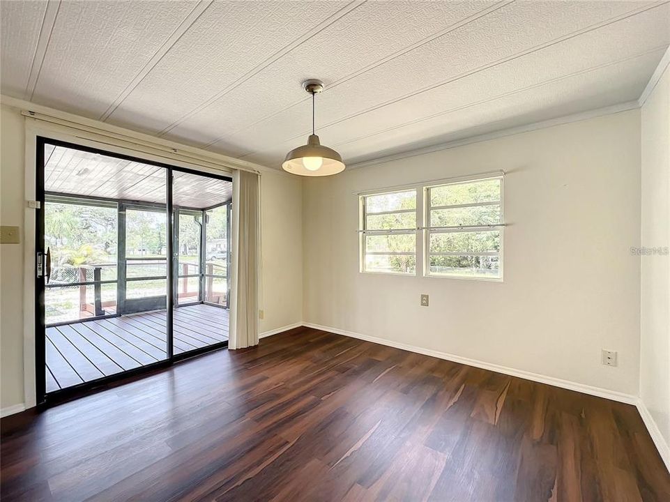 合同活跃: $279,900 (4 贝兹, 3 浴室, 1880 平方英尺)