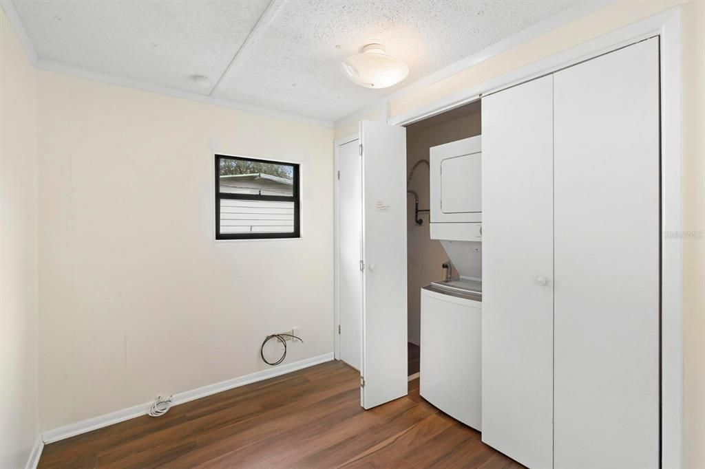 合同活跃: $279,900 (4 贝兹, 3 浴室, 1880 平方英尺)