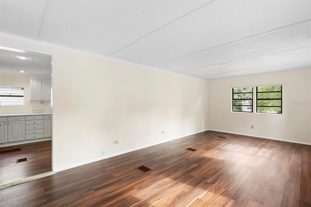 合同活跃: $279,900 (4 贝兹, 3 浴室, 1880 平方英尺)