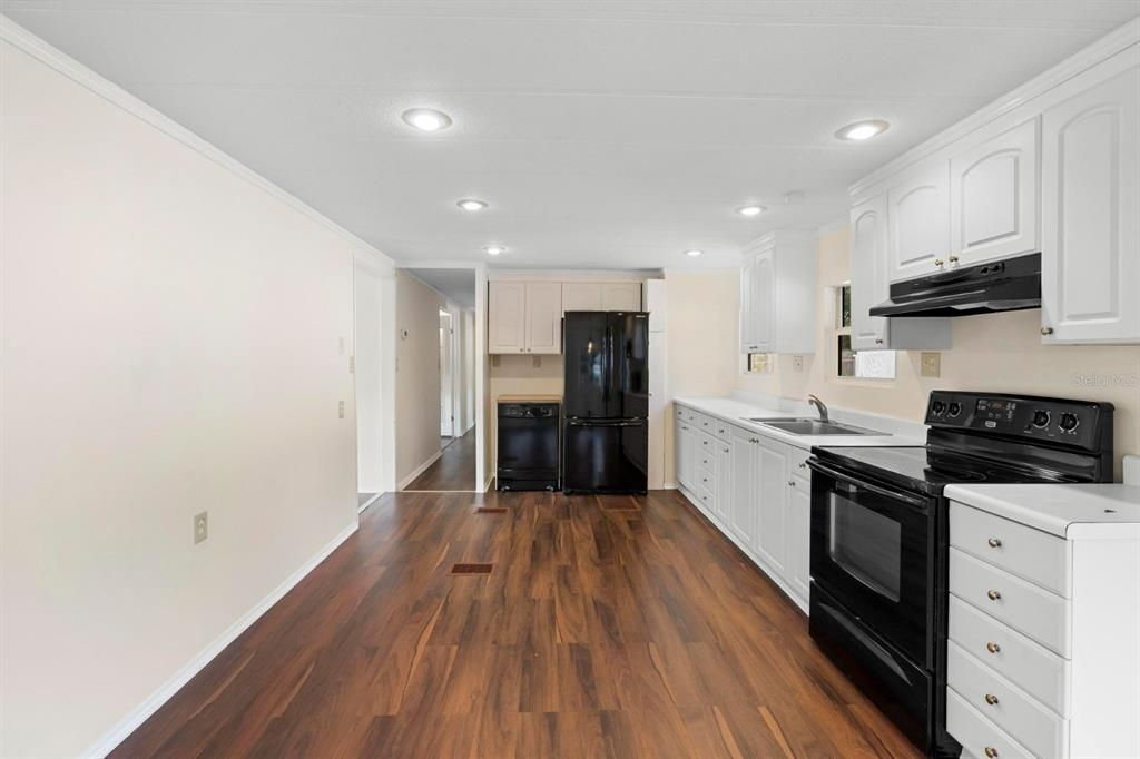 合同活跃: $279,900 (4 贝兹, 3 浴室, 1880 平方英尺)