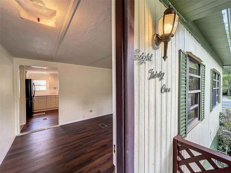 合同活跃: $279,900 (4 贝兹, 3 浴室, 1880 平方英尺)