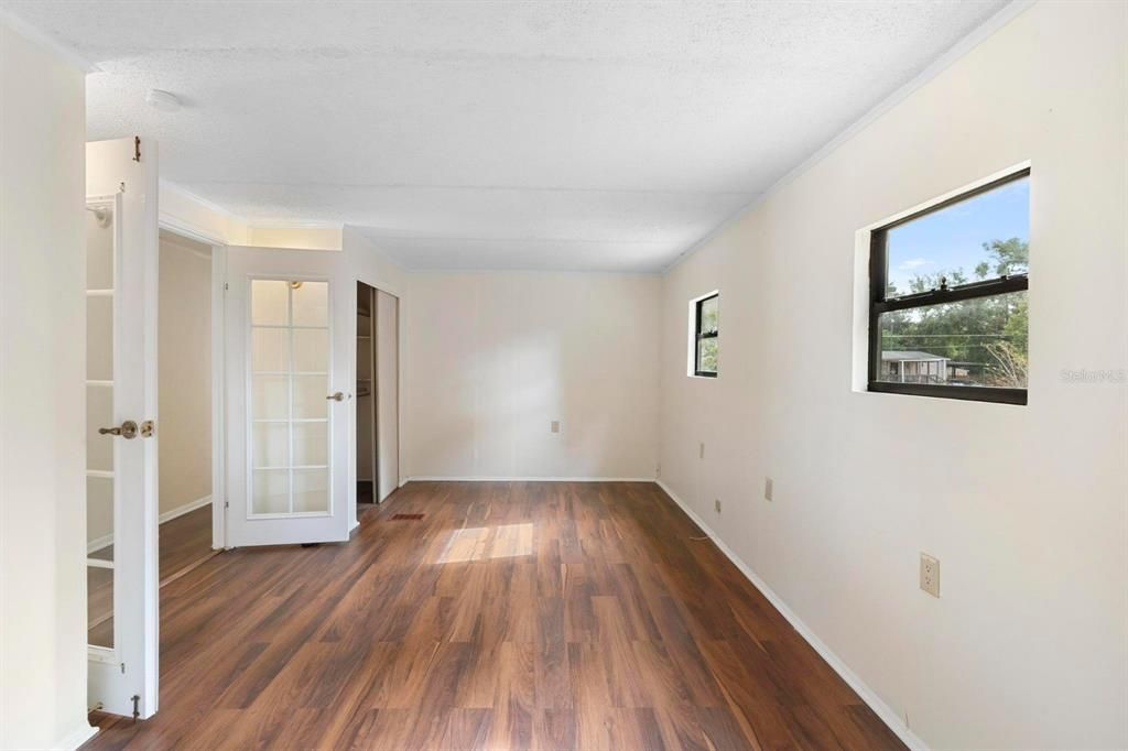 合同活跃: $279,900 (4 贝兹, 3 浴室, 1880 平方英尺)