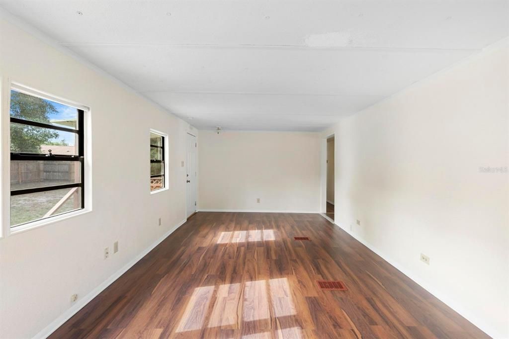 合同活跃: $279,900 (4 贝兹, 3 浴室, 1880 平方英尺)