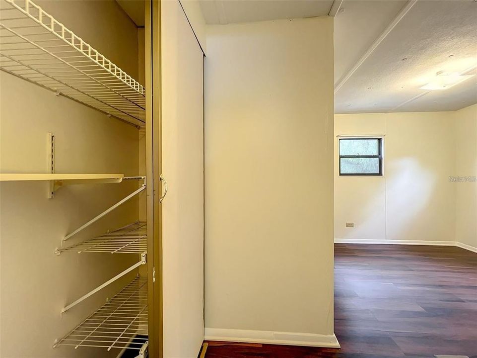 合同活跃: $279,900 (4 贝兹, 3 浴室, 1880 平方英尺)