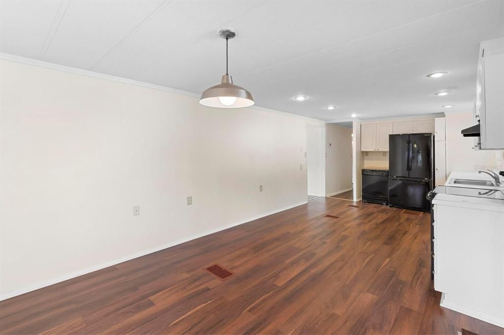 合同活跃: $279,900 (4 贝兹, 3 浴室, 1880 平方英尺)