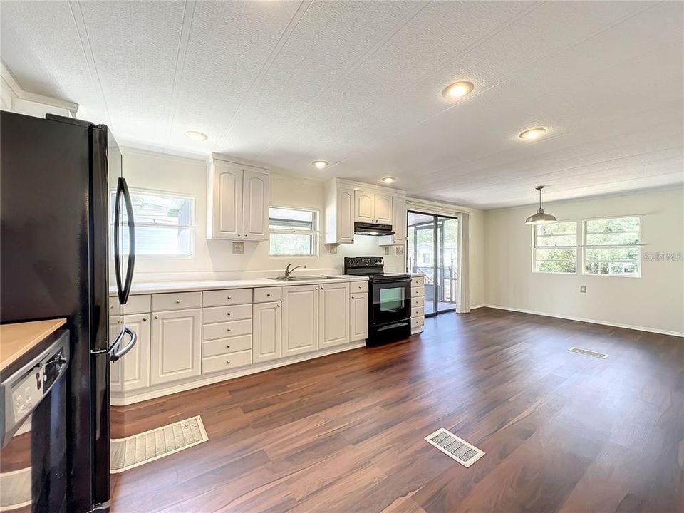 出租: $2,350 (4 贝兹, 3 浴室, 1440 平方英尺)