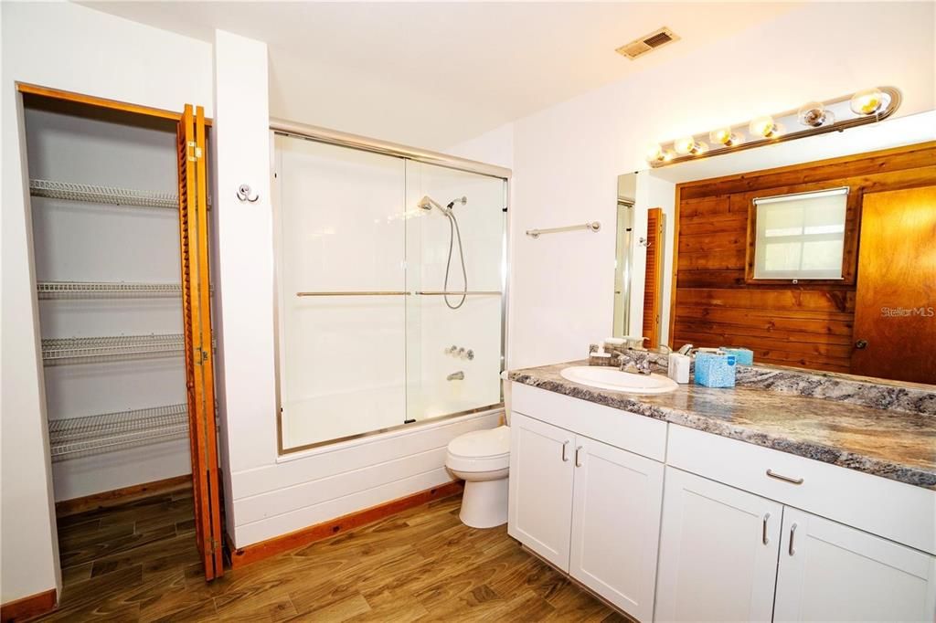 Под контрактом: $3,500 (3 спален, 2 ванн, 1600 Квадратных фут)