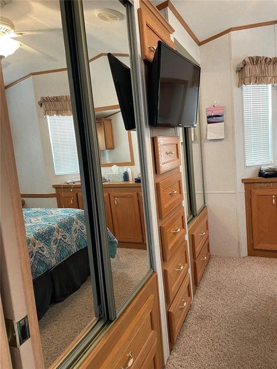 For Sale: $239,000 (2 beds, 2 baths, 935 Square Feet)