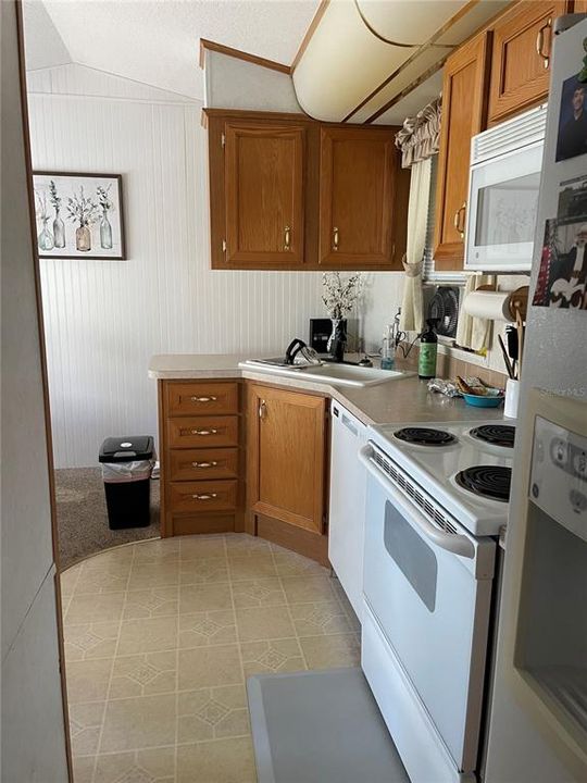 For Sale: $239,000 (2 beds, 2 baths, 935 Square Feet)