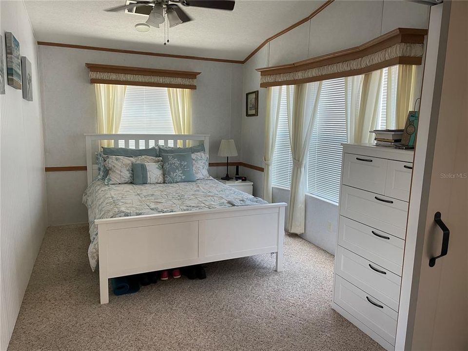 For Sale: $239,000 (2 beds, 2 baths, 935 Square Feet)