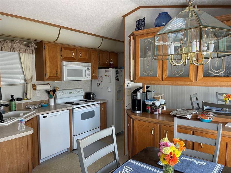 For Sale: $239,000 (2 beds, 2 baths, 935 Square Feet)