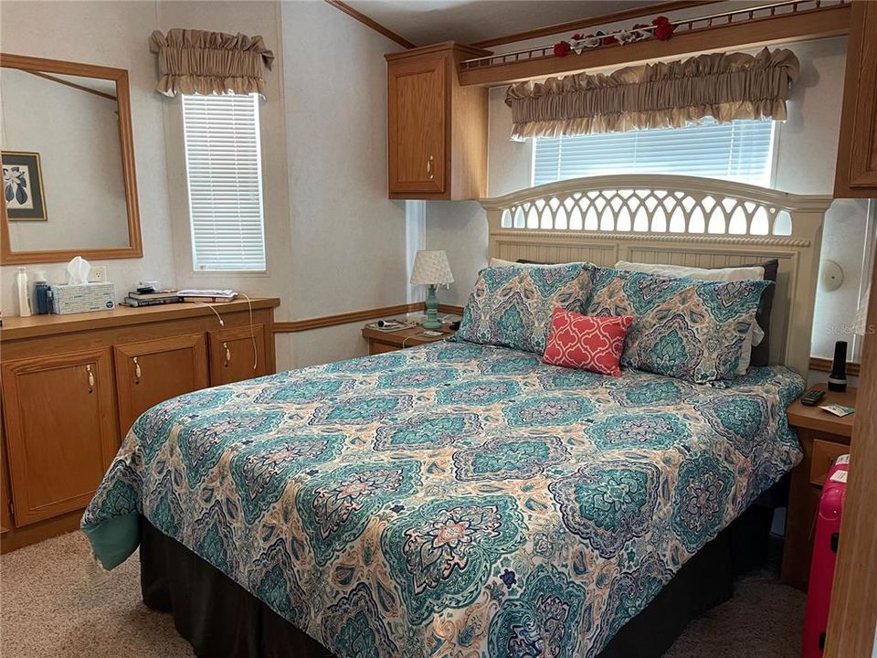 For Sale: $239,000 (2 beds, 2 baths, 935 Square Feet)