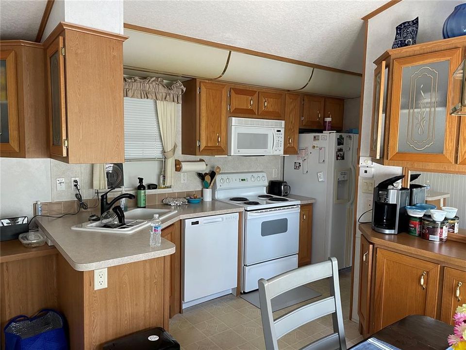 For Sale: $239,000 (2 beds, 2 baths, 935 Square Feet)