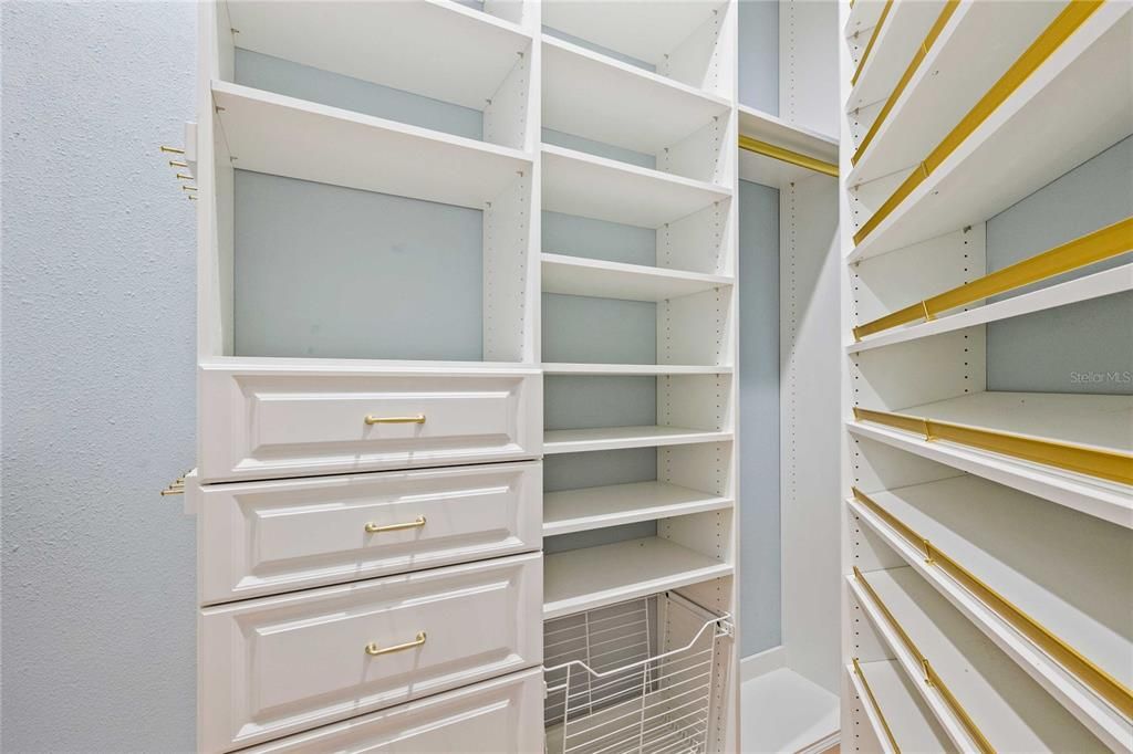 For Sale: $1,395,000 (6 beds, 4 baths, 4572 Square Feet)