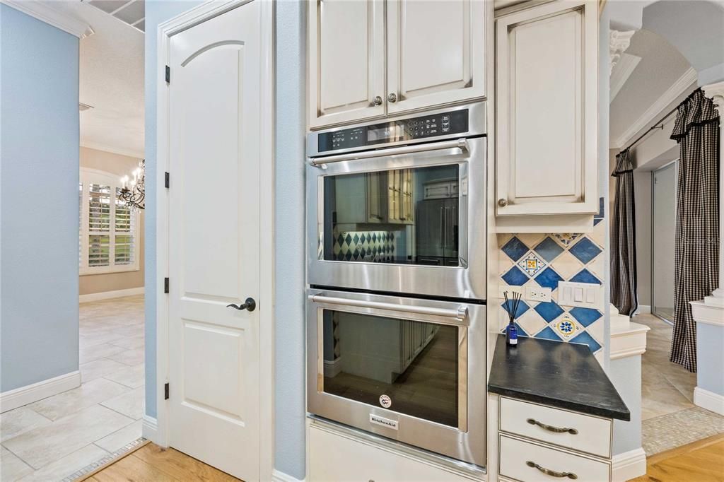 For Sale: $1,395,000 (6 beds, 4 baths, 4572 Square Feet)