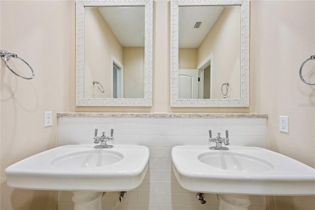 For Sale: $1,395,000 (6 beds, 4 baths, 4572 Square Feet)