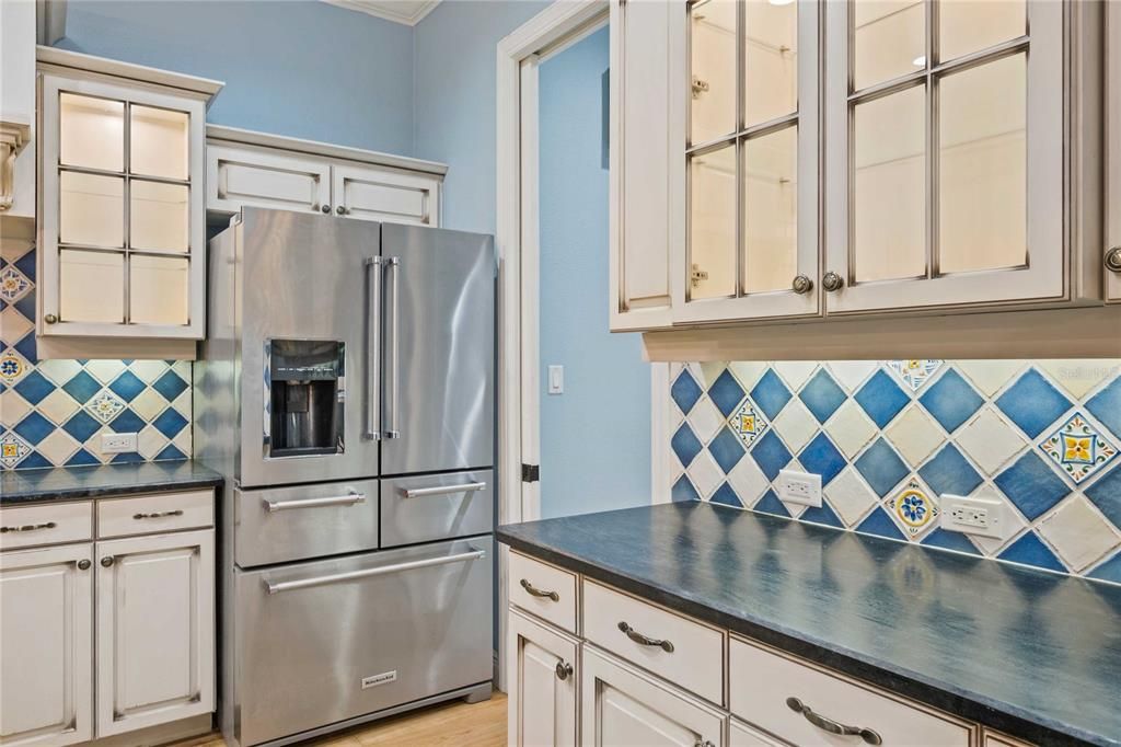 For Sale: $1,395,000 (6 beds, 4 baths, 4572 Square Feet)