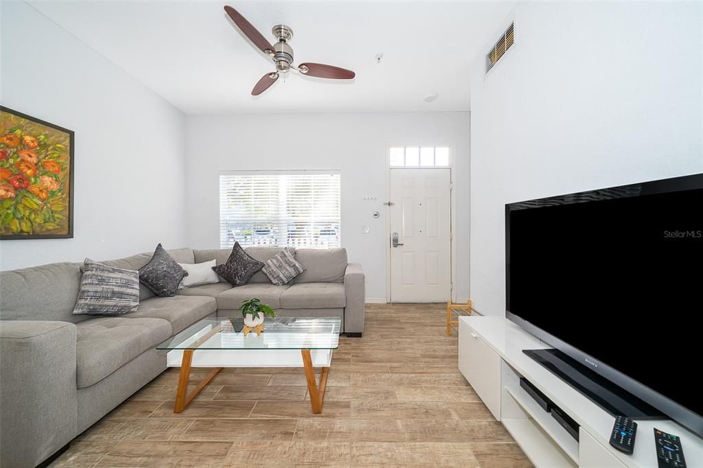 For Rent: $2,250 (3 beds, 2 baths, 1296 Square Feet)