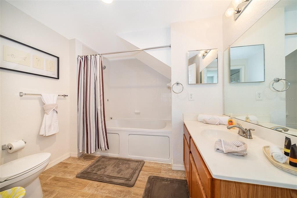 For Rent: $2,250 (3 beds, 2 baths, 1296 Square Feet)